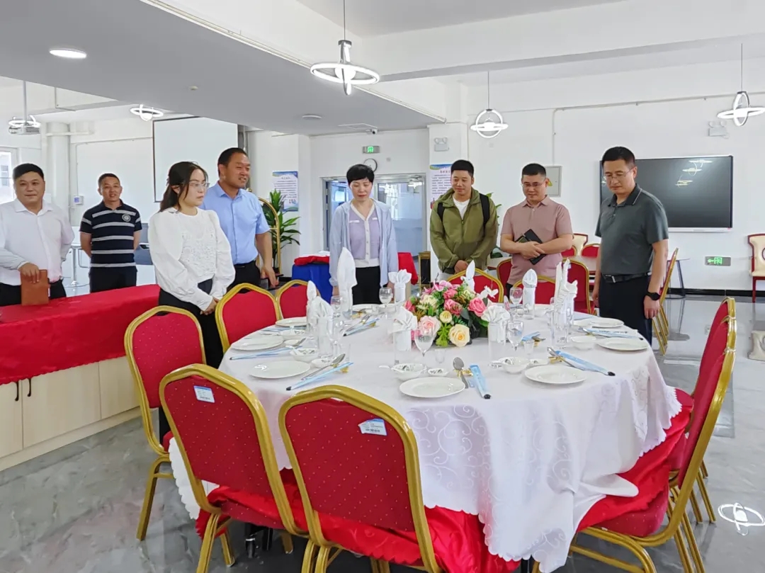 罗莹一行到托克逊县技工学校调研交流
