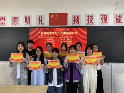 现代商务系开展“粽情端午·笔颂安康”英语美文书写比赛